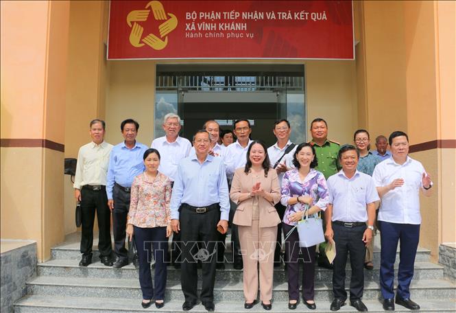 Quyền Chủ tịch nước Võ Thị Ánh Xuân và đoàn công tác với lãnh đạo huyện Thoại Sơn. Ảnh: Công Mạo-TTXVN