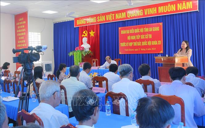 Quyền Chủ tịch nước Võ Thị Ánh Xuân phát biểu tại buổi tiếp bà con xúc cử tri huyện Thoại Sơn, tỉnh An Giang. Ảnh: Công Mạo-TTXVN