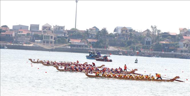 Các đội đua tranh tài ở cự ly 200m trên sông Nhật Lệ, thành phố Đồng Hới, tỉnh Quảng Bình. Ảnh: Võ Dung - TTXVN