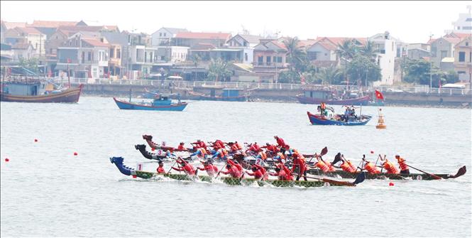 Các đội tranh tài trên sông Nhật Lệ (thành phố Đồng Hới, Quảng Bình). Ảnh: Võ Dung - TTXVN
