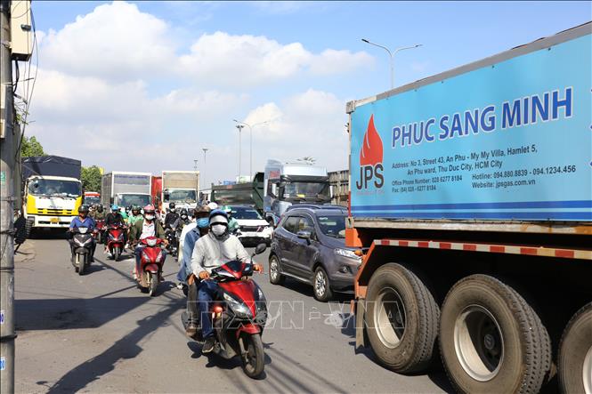 Lượng xe đổ dồn hướng từ Thành phố Hồ Chí Minh đi Đồng Nai dẫn tới tình trạng ùn tắc cục bộ trên quốc lộ 1 tại khu vực ngã tư Vũng Tàu (thành phố Biên Hòa). Ảnh: Lê Xuân-TTXVN