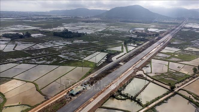 Một đoạn tuyến cao tốc Diễn Châu-Bãi Vọt tại địa phận huyện Diễn Châu (Nghệ An). Ảnh: Huy Hùng - TTXVN