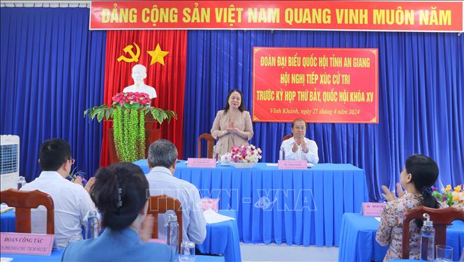 Acting President Vo Thi Anh Xuan met with voters in Thoai Son district. VNA Photo: Công Mạo