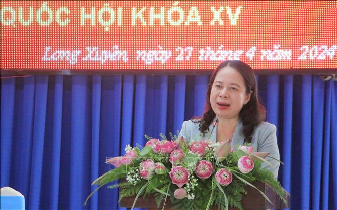 Acting President Vo Thi Anh Xuan meets with voters in Long Xuyen city. VNA Photo: Công Mạo