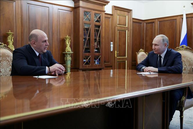 Thủ tướng Nga Mikhail Mitshustin (trái) hội kiến Tổng thống Vladimir Putin tại Moskva, ngày 10/5/2024. Ảnh: AFP/TTXVN 