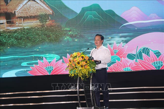 Chủ tịch UBND tỉnh Nghệ An Nguyễn Đức Trung phát biểu khai mạc Lễ hội Làng Sen. Ảnh: Bích Huệ - TTXVN