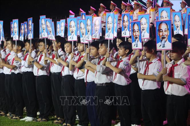134 bức ảnh Bác Hồ được học sinh Trường Tiểu học Kim Liên rước tại khai mạc Lễ hội làng Sen. Ảnh: Bích Huệ - TTXVN