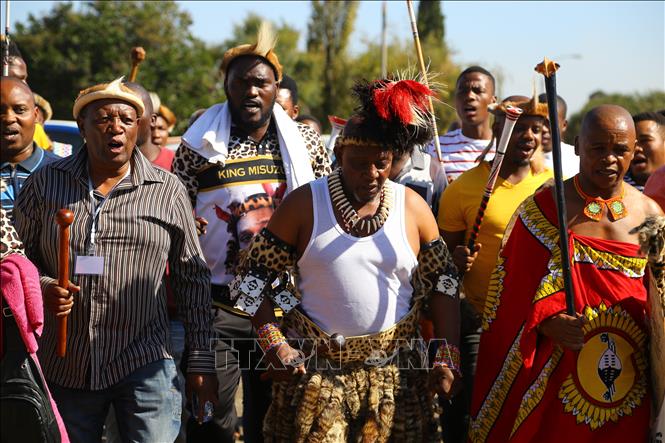 Inkosi Paseka Mzizi thay quần áo chuẩn bị khoác lên mình chiếc áo da báo, biểu tượng của lãnh đạo truyền thống tại Nam Phi. Ảnh: Hồng Minh - p/v TTXVN tại Pretoria, Nam Phi