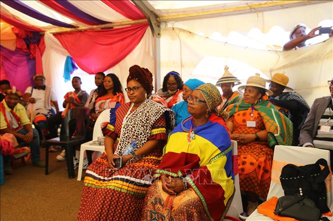 Lễ đăng quang có sự tham dự của hàng trăm thành viên các hoàng tộc của các dân tộc khác nhau tại Nam Phi như Zulu, Xhosa, Swatini, Lesotho...  Ảnh: Hồng Minh - p/v TTXVN tại Pretoria, Nam Phi
