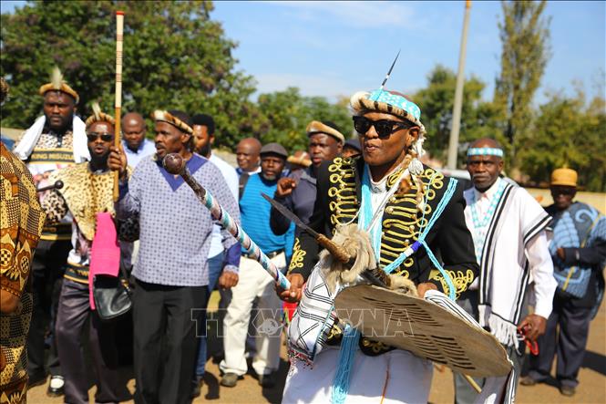 Một vị vua dân tộc đến từ tỉnh Eastern Cape đến buổi lễ đăng quang để công nhận vị trí lãnh đạo truyền thống.  Ảnh: Hồng Minh - p/v TTXVN tại Pretoria, Nam Phi