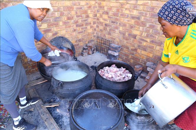 Những người phụ nữ của bộ tộc tất bật nấu ăn chuẩn bị cho buổi lễ đăng quang. Ảnh: Hồng Minh - p/v TTXVN tại Pretoria, Nam Phi