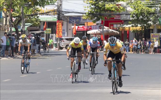 Các tay đua bám đuổi mạnh mẽ tại địa phận thành phố Long Xuyên, tỉnh An Giang. Ảnh: Công Mạo-TTXVN