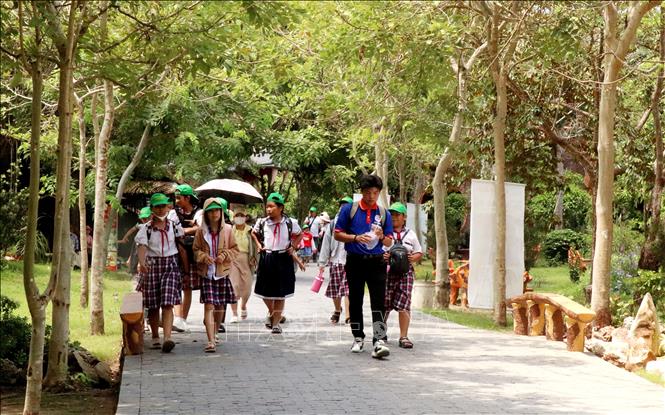 Với đặc điểm du lịch sinh thái, miệt vườn cây cối mát mẻ, Làng du lịch Mỹ Khánh, huyện Phong Điền  được đông đảo du khách lựa chọn dịp nghỉ lễ. Ảnh: Thu Hiền - TTXVN