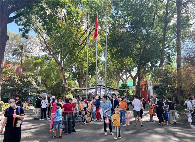 Visitors and families come to Thao Cam Vien (Saigon Zoo and Botanical Garden) to enjoy the festivity of the holiday. VNA Photo: Thu Hương