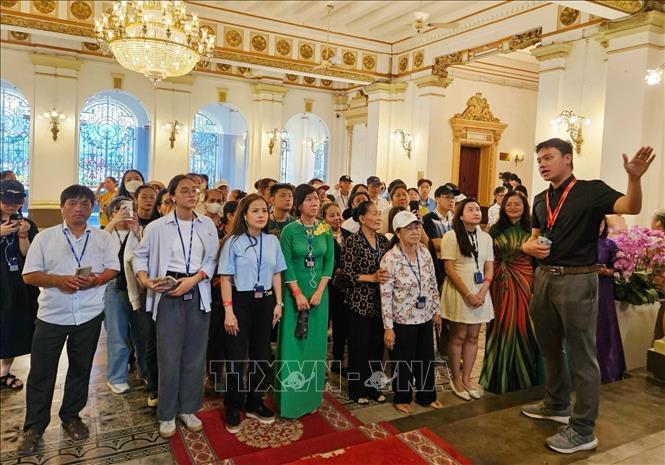 Visitors enjoy a tour of the Ho Chi Minh City Hall. VNA Photo: Thu Hương