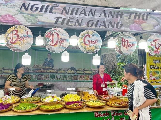 Visitors enjoy a culinary festival on-going at Thao Cam Vien in District 1, Ho Chi Minh City. VNA Photo: Thu Hương