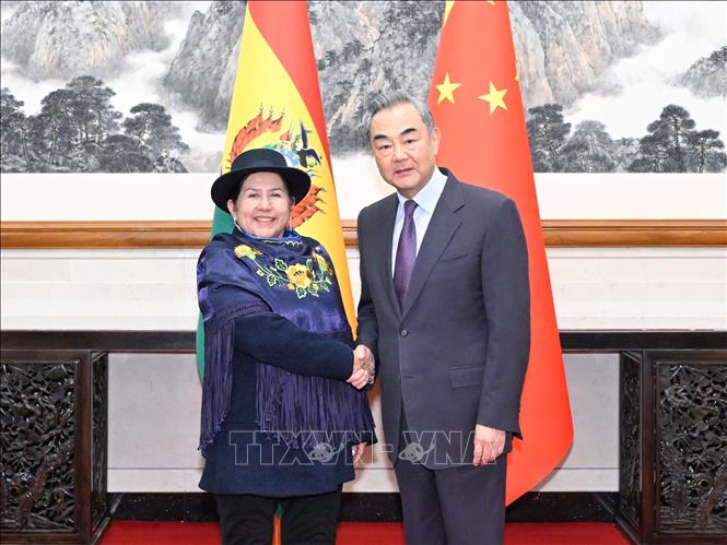 Ngoại trưởng Trung Quốc Vương Nghị (phải) hội đàm với Ngoại trưởng Bolivia Celinda Sosa Lunda tại Bắc Kinh, ngày 28/4/2024. Ảnh: THX/TTXVN